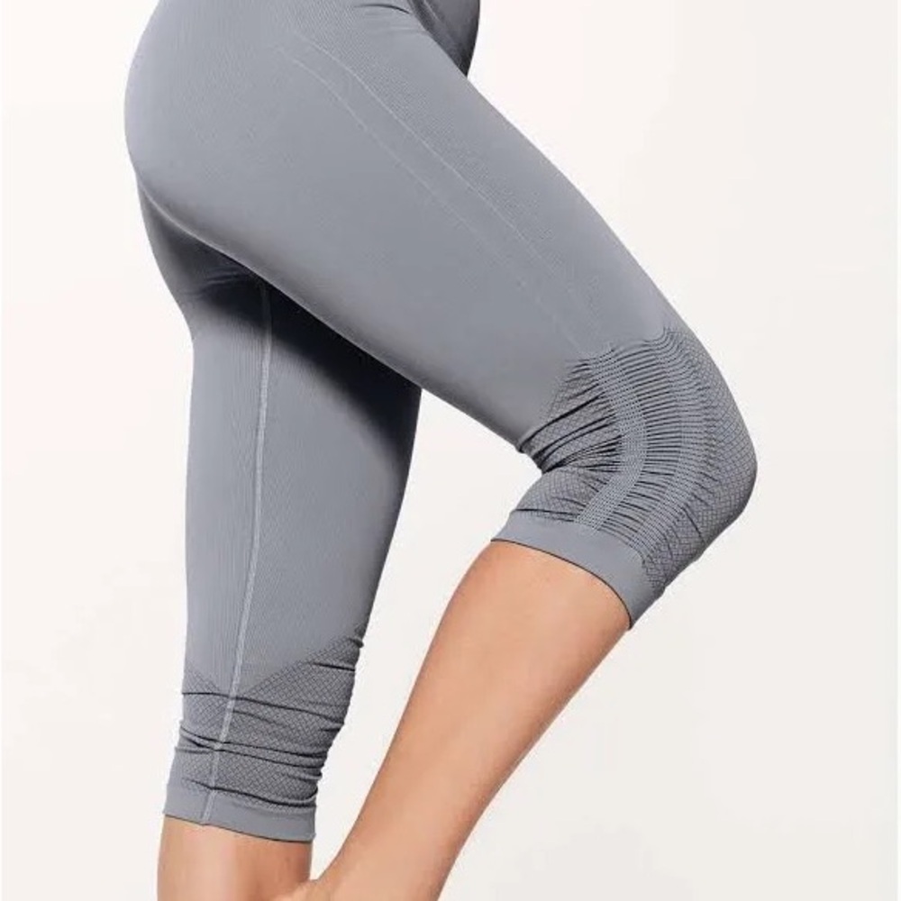 Lululemon Awakening Crop leggings Taryn Toomey 17". Sz 4. Gray. Ruched leg.